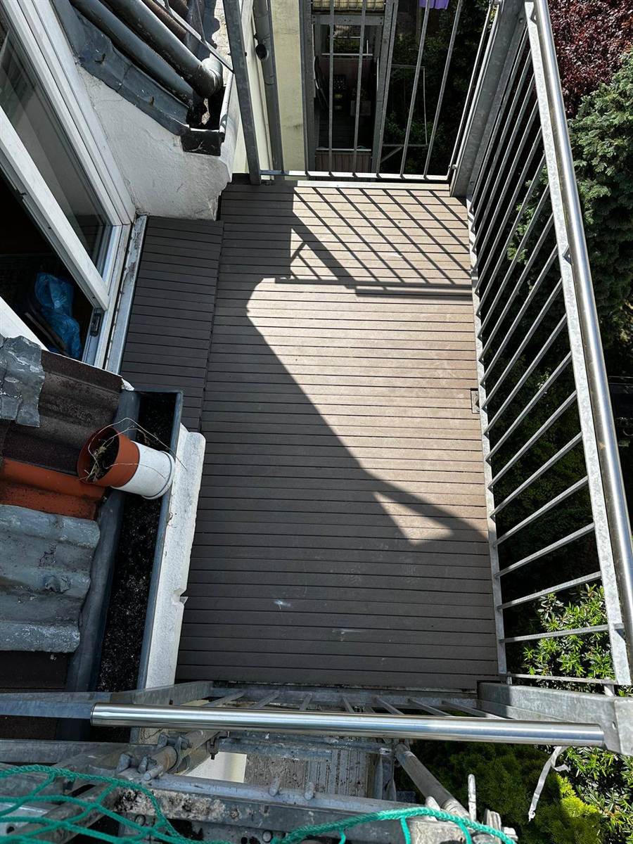 Balkon mit neu verlegten WPC-Dielen von oben gesehen