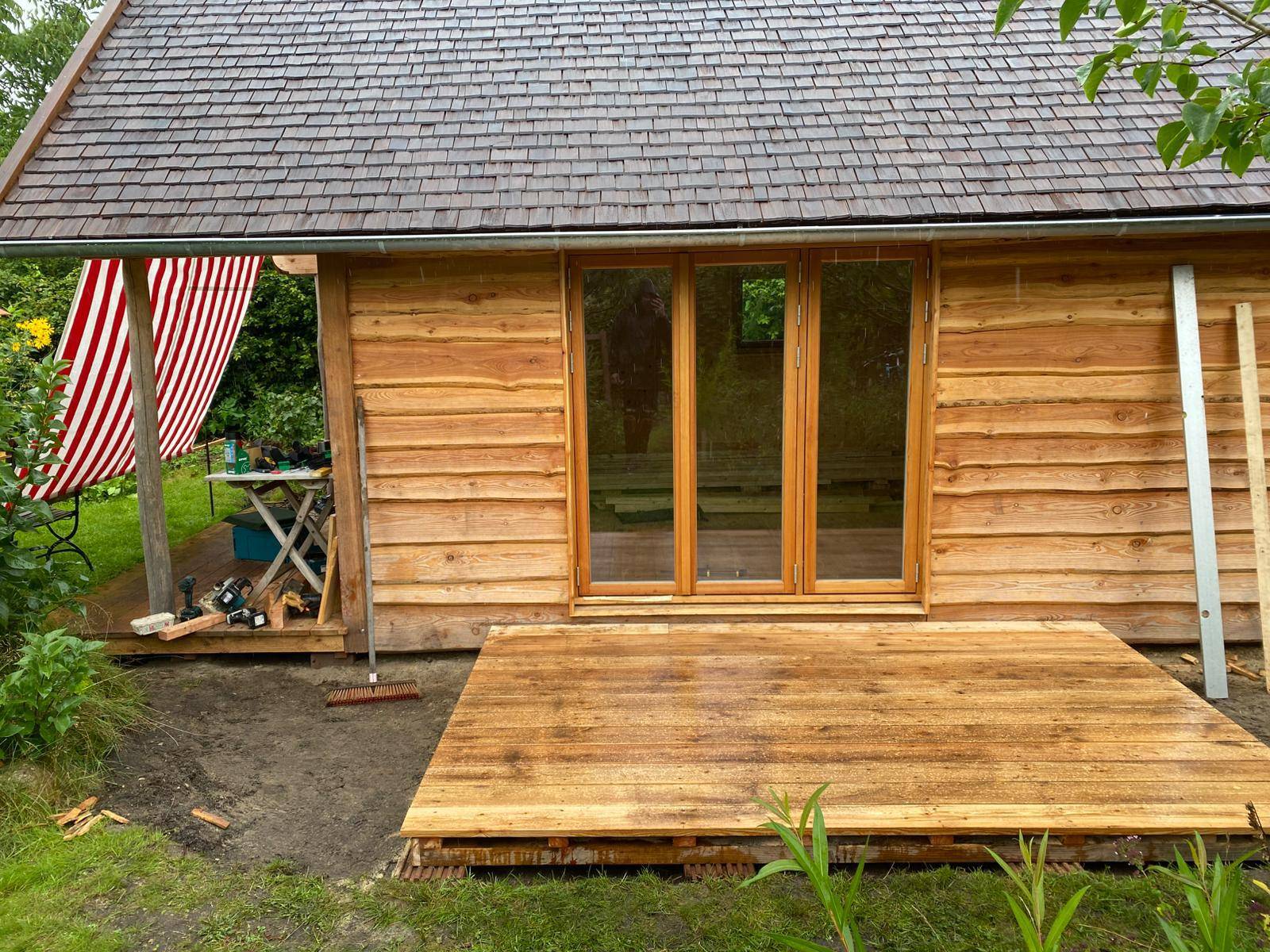 Gartenhaus mit Lärchenfassade, Falttüren und neu verlegter Holzterrasse