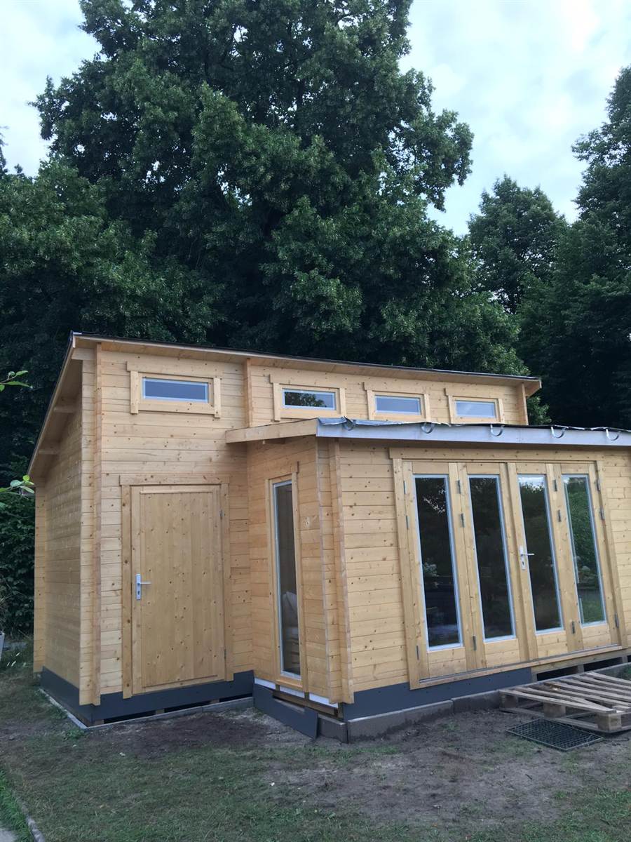 Gartenhaus in Holzbauweise mit Glastüren und Pultdach